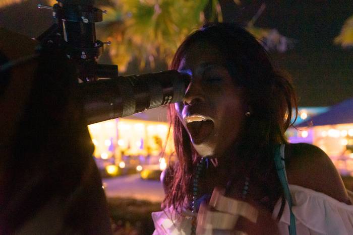 Una joven sorprendida al mirar por un telescopio de noche