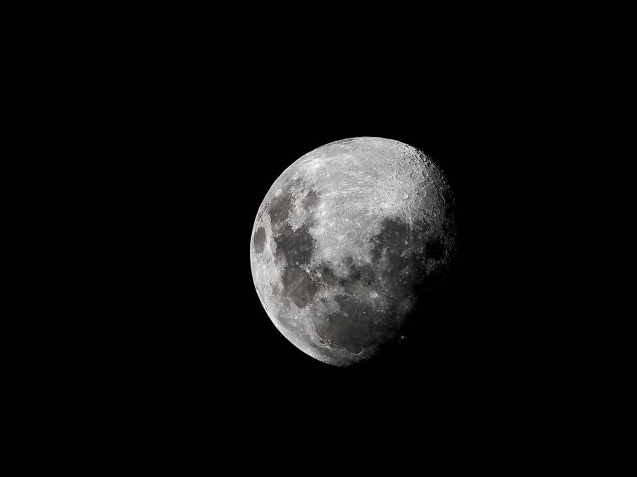 La Luna en fase gibosa sobre fondo negro